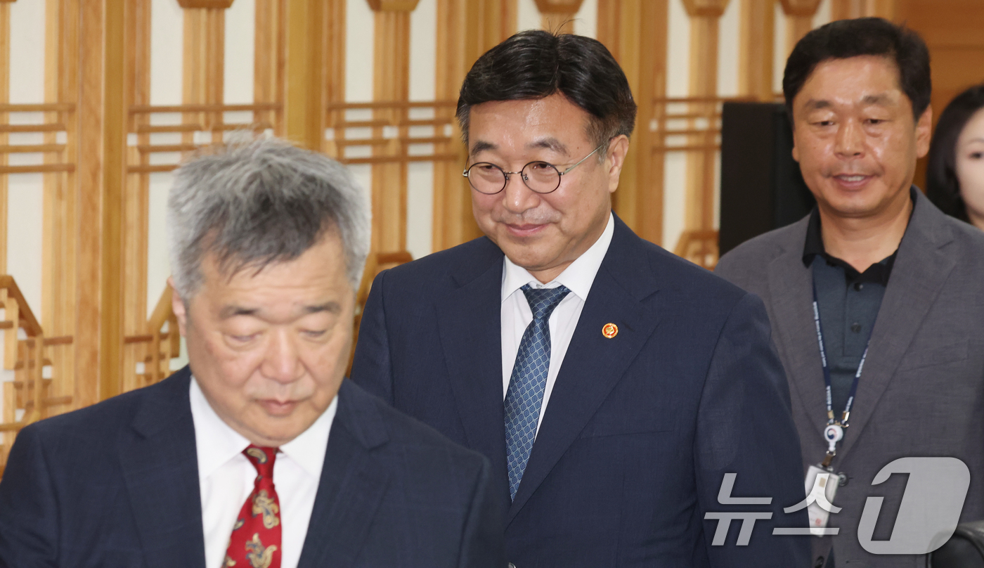 (서울=뉴스1) 김명섭 기자 = 윤호중 행정안전부 장관이 19일 오후 서울 종로구 세종대로 정부서울청사에서 열린  국가기록관리위원회 위촉식 및 제79회 정기회의에서 한홍구 위원장과 …