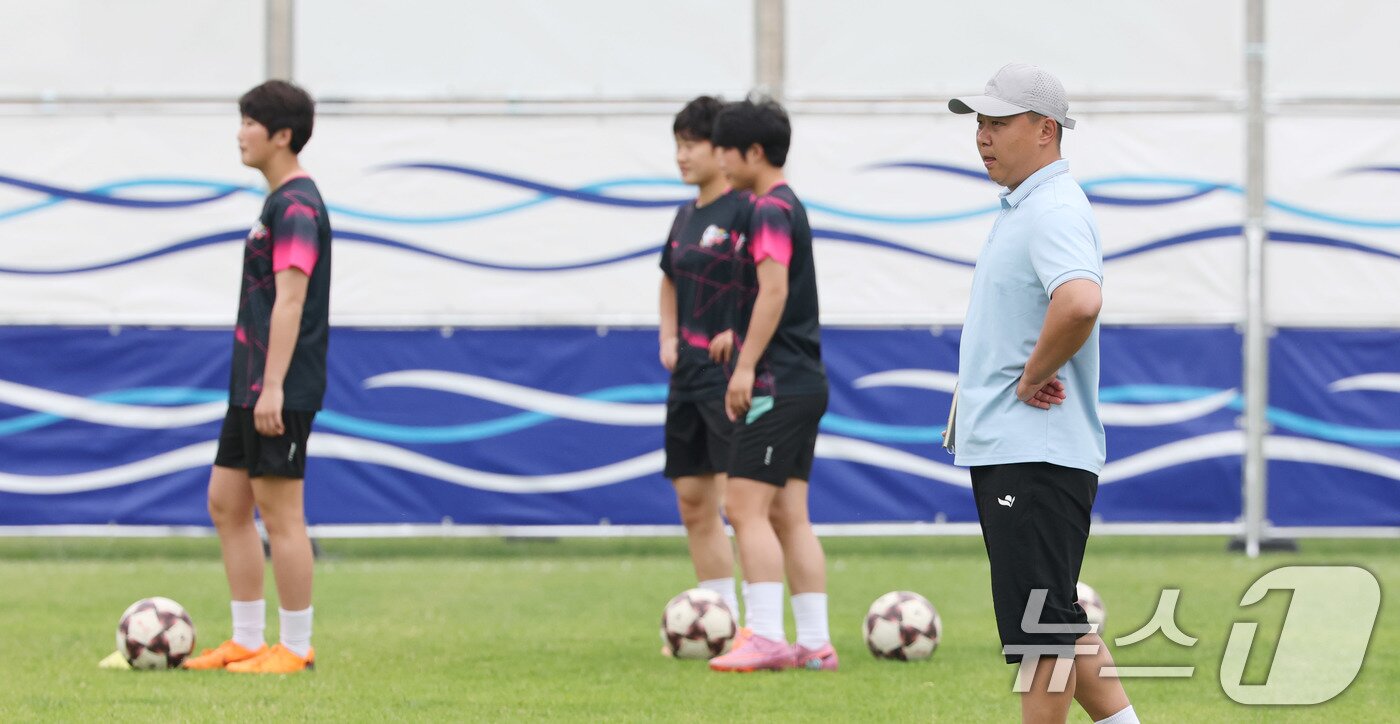 본문 이미지 - 리유일 내고향여자축구단 감독이 19일 경기 수원시 수원월드컵경기장 보조경기장에서 아시아축구연맹(AFC) 여자 챔피언스리그(AWCL) 4강 경기를 앞두고 선수들의 공식 훈련을 지도하고 있다. 2026.5.19 ⓒ 뉴스1 박지혜 기자
