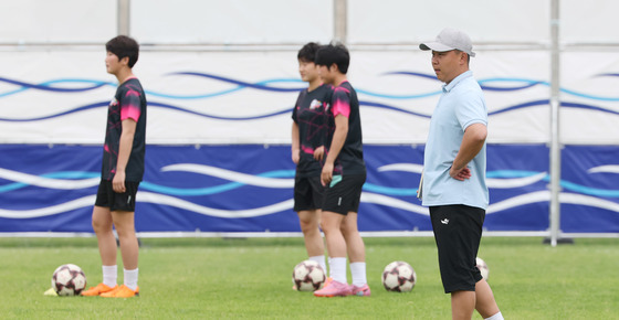 선수들 바라보는 리유일 내고향여자축구단 감독