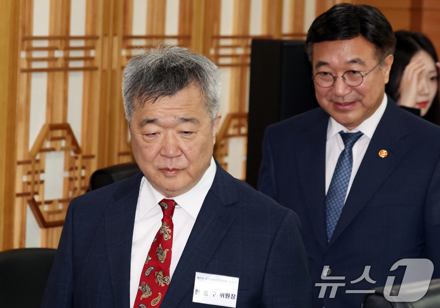 (서울=뉴스1) 김명섭 기자 = 윤호중 행정안전부 장관이 19일 오후 서울 종로구 세종대로 정부서울청사에서 열린  국가기록관리위원회 위촉식 및 제79회 정기회의에서 한홍구 위원장과 …