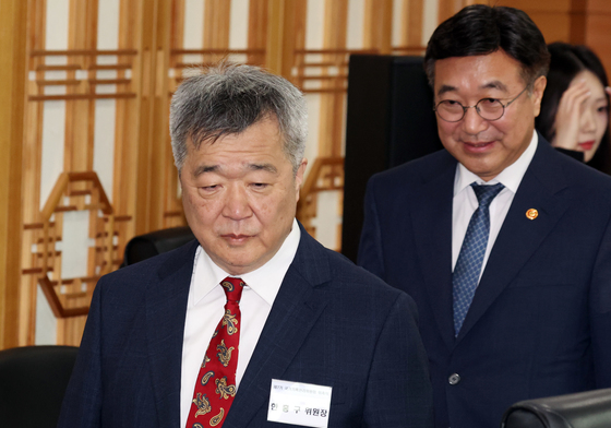 회의 참석하는 한홍구 국가기록관리위원장