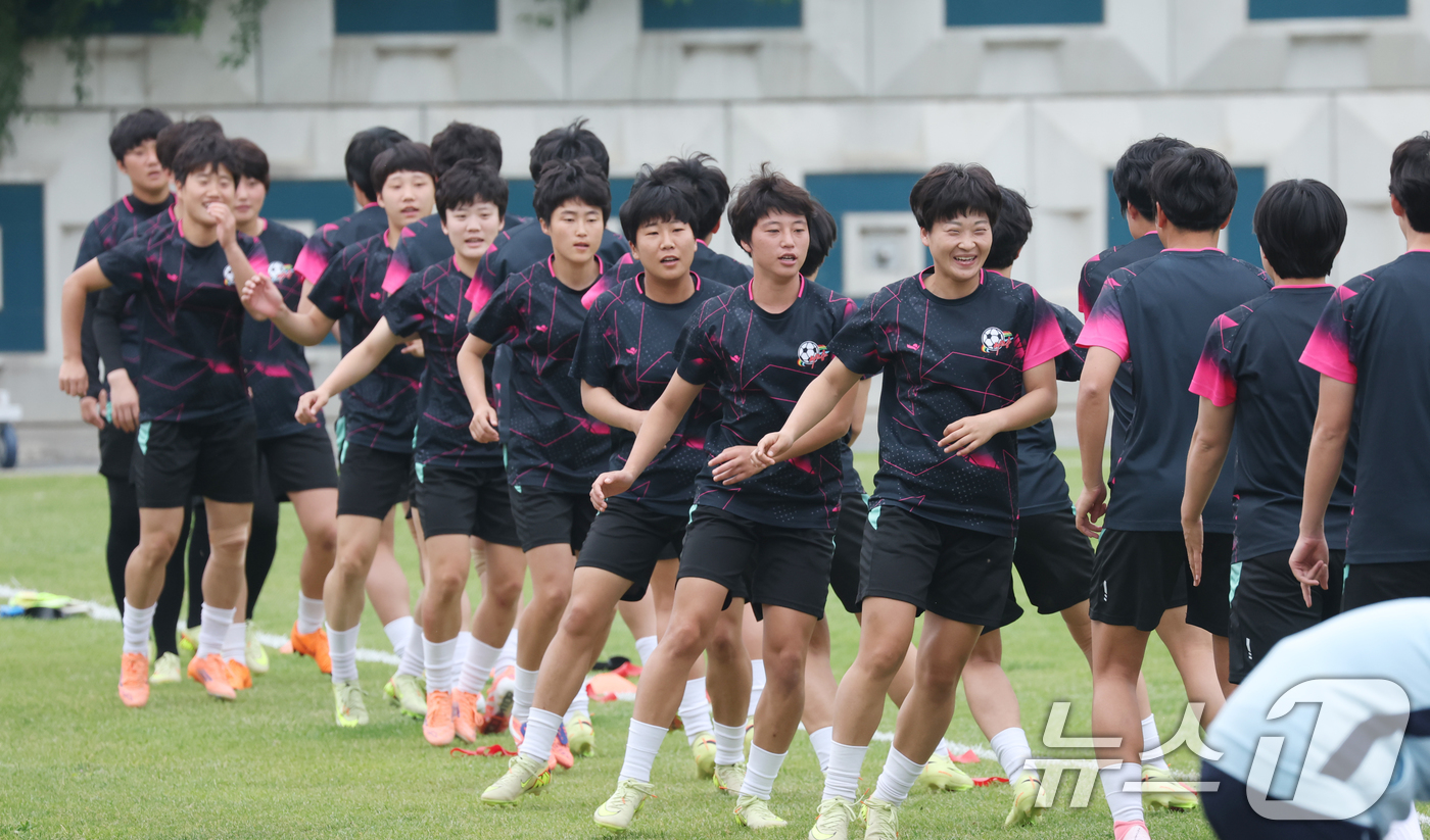 (수원=뉴스1) 김영운 기자 = 2025-26 아시아축구연맹(AFC) 여자챔피언스리그(AWCL) 4강전 수원FC위민과 내고향축구단의 경기를 하루 앞둔 19일 경기 수원시 팔달구 수 …