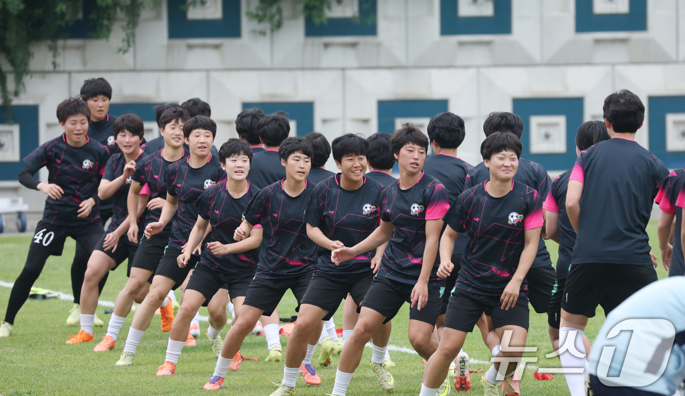 (수원=뉴스1) 김영운 기자 = 2025-26 아시아축구연맹(AFC) 여자챔피언스리그(AWCL) 4강전 수원FC위민과 내고향축구단의 경기를 하루 앞둔 19일 경기 수원시 팔달구 수 …