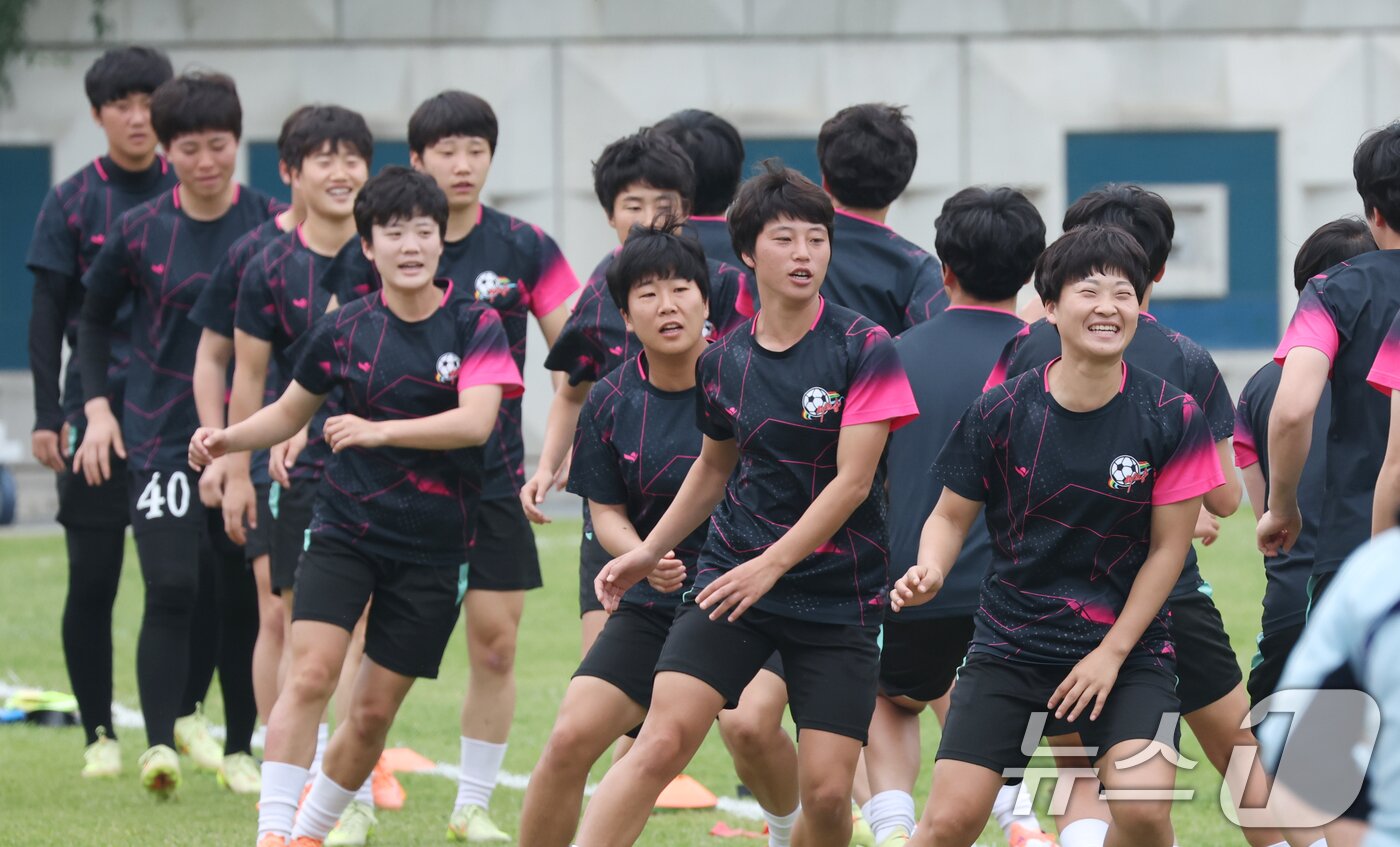 본문 이미지 - 2025-26 아시아축구연맹(AFC) 여자챔피언스리그(AWCL) 4강전 수원FC위민과 내고향축구단의 경기를 하루 앞둔 19일 경기 수원시 팔달구 수원월드컵경기장 보조경기장에서 열린 공개 훈련에서 북한 내고향축구단 선수들이 훈련을 하고 있다. 2026.5.19 ⓒ 뉴스1 김영운 기자