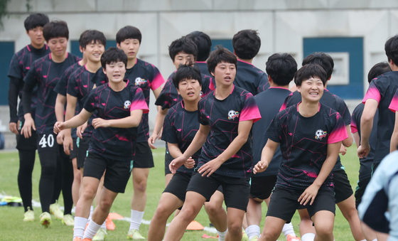 훈련하는 북한 여자축구팀