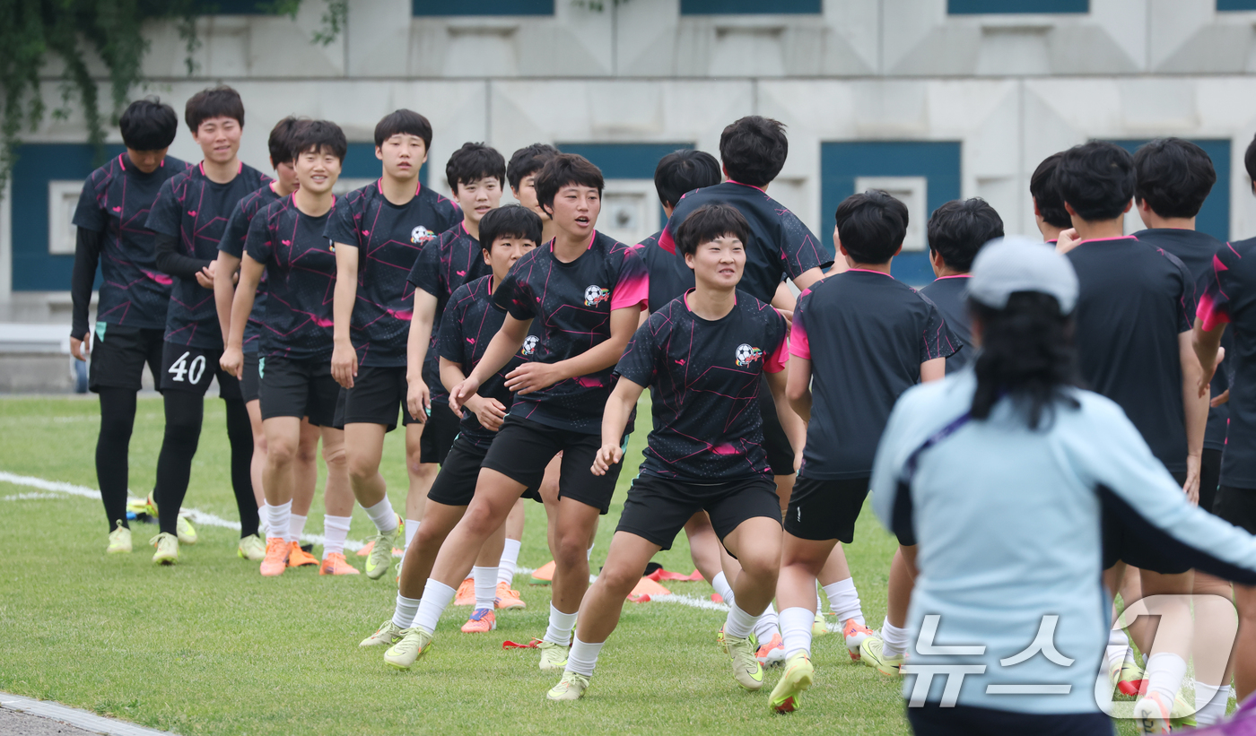 (수원=뉴스1) 김영운 기자 = 2025-26 아시아축구연맹(AFC) 여자챔피언스리그(AWCL) 4강전 수원FC위민과 내고향축구단의 경기를 하루 앞둔 19일 경기 수원시 팔달구 수 …