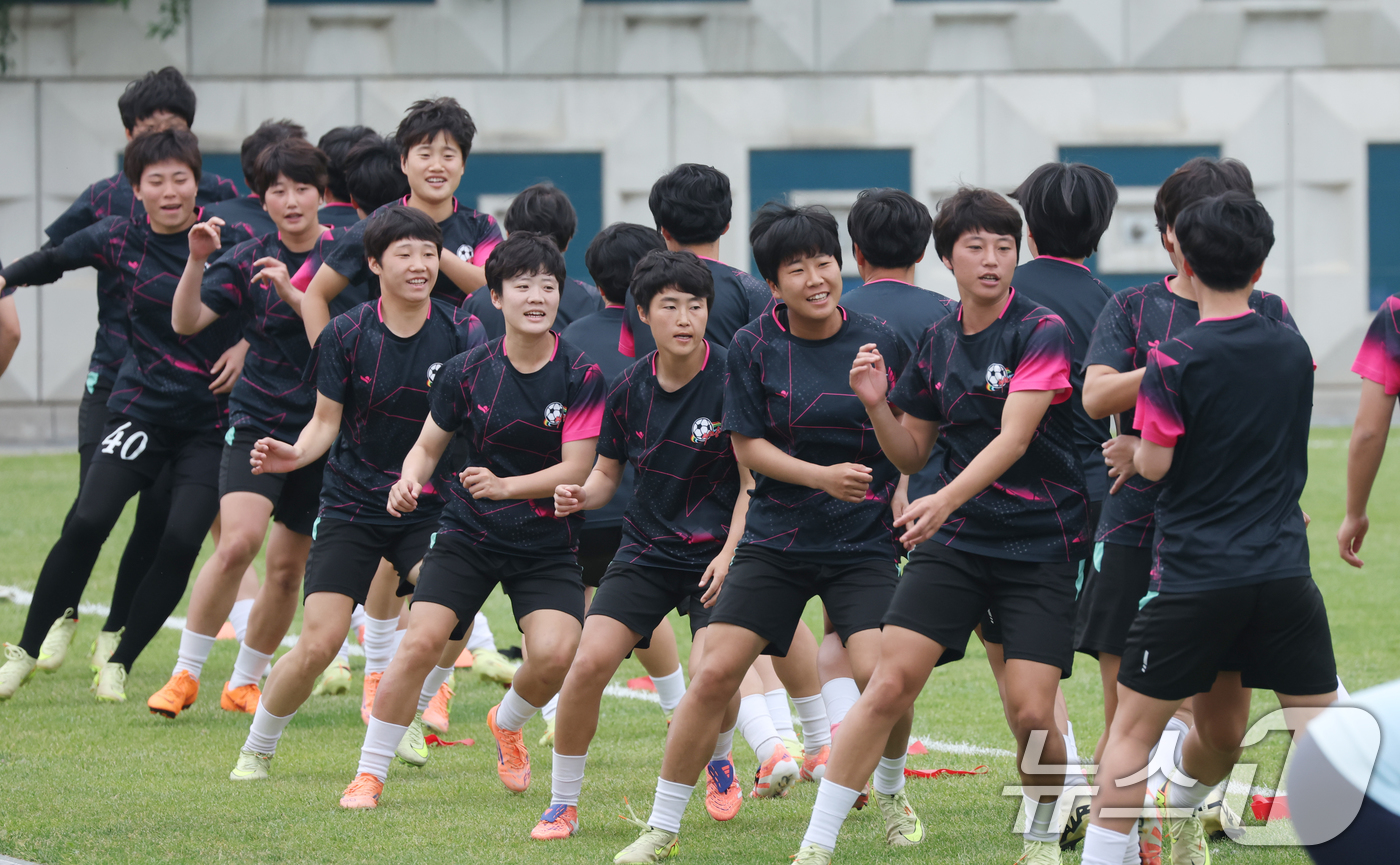 (수원=뉴스1) 김영운 기자 = 2025-26 아시아축구연맹(AFC) 여자챔피언스리그(AWCL) 4강전 수원FC위민과 내고향축구단의 경기를 하루 앞둔 19일 경기 수원시 팔달구 수 …