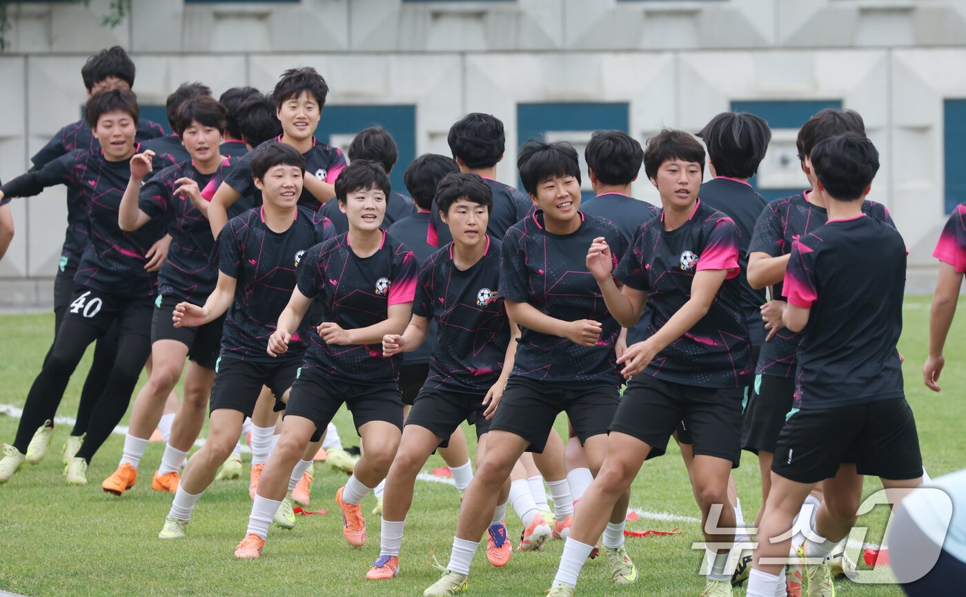 본문 이미지 - 2025-26 아시아축구연맹(AFC) 여자챔피언스리그(AWCL) 4강전 수원FC위민과 내고향축구단의 경기를 하루 앞둔 19일 경기 수원시 팔달구 수원월드컵경기장 보조경기장에서 열린 공개 훈련에서 북한 내고향축구단 선수들이 훈련을 하고 있다. 2026.5.19 ⓒ 뉴스1 김영운 기자