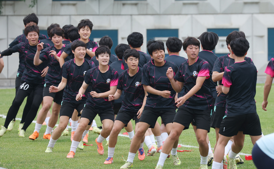 훈련하는 북한 여자축구팀
