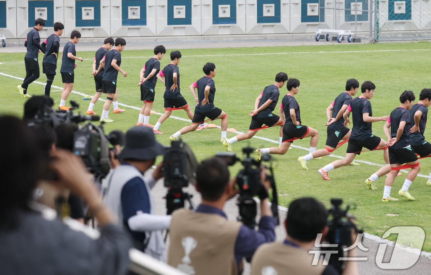 (수원=뉴스1) 김영운 기자 = 2025-26 아시아축구연맹(AFC) 여자챔피언스리그(AWCL) 4강전 수원FC위민과 내고향축구단의 경기를 하루 앞둔 19일 경기 수원시 팔달구 수 …
