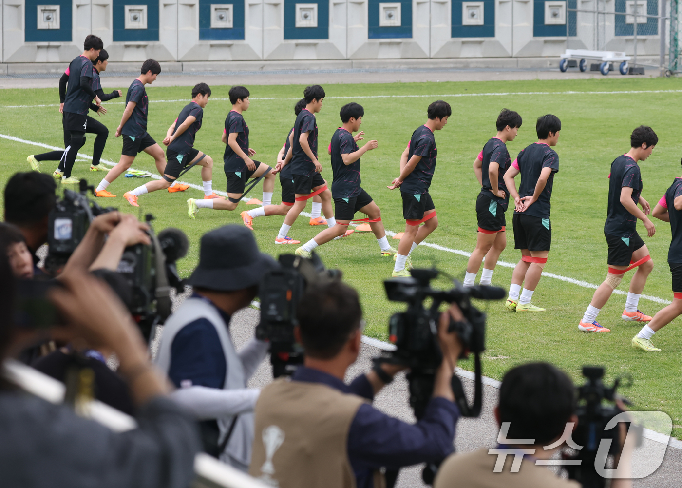 (수원=뉴스1) 김영운 기자 = 2025-26 아시아축구연맹(AFC) 여자챔피언스리그(AWCL) 4강전 수원FC위민과 내고향축구단의 경기를 하루 앞둔 19일 경기 수원시 팔달구 수 …