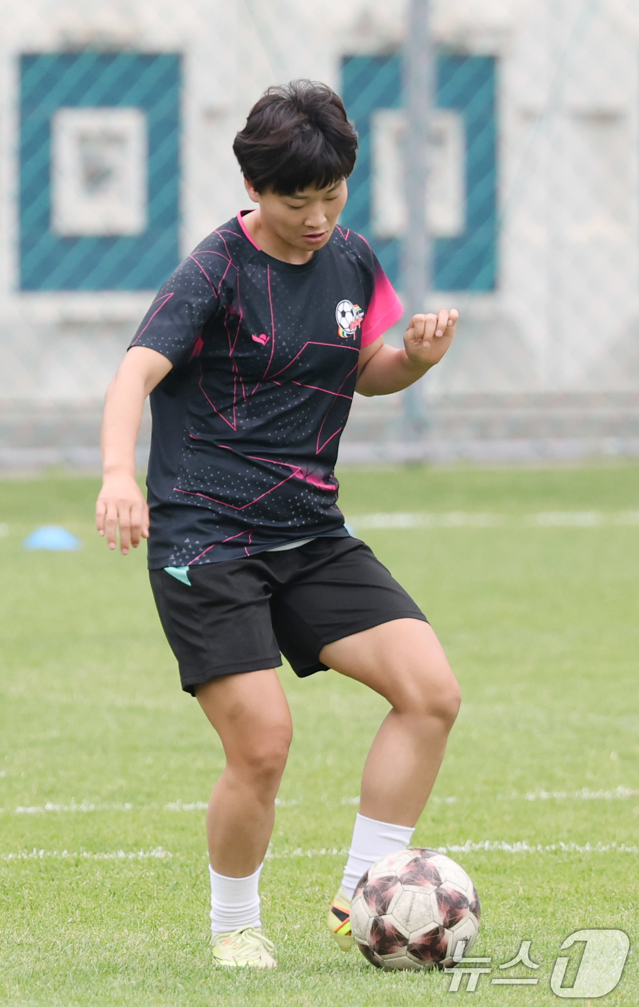 (수원=뉴스1) 박지혜 기자 = 북한 내고향여자축구단 주장 김경영이 19일 경기 수원시 수원월드컵경기장 보조경기장에서 아시아축구연맹(AFC) 여자 챔피언스리그(AWCL) 4강 경기 …
