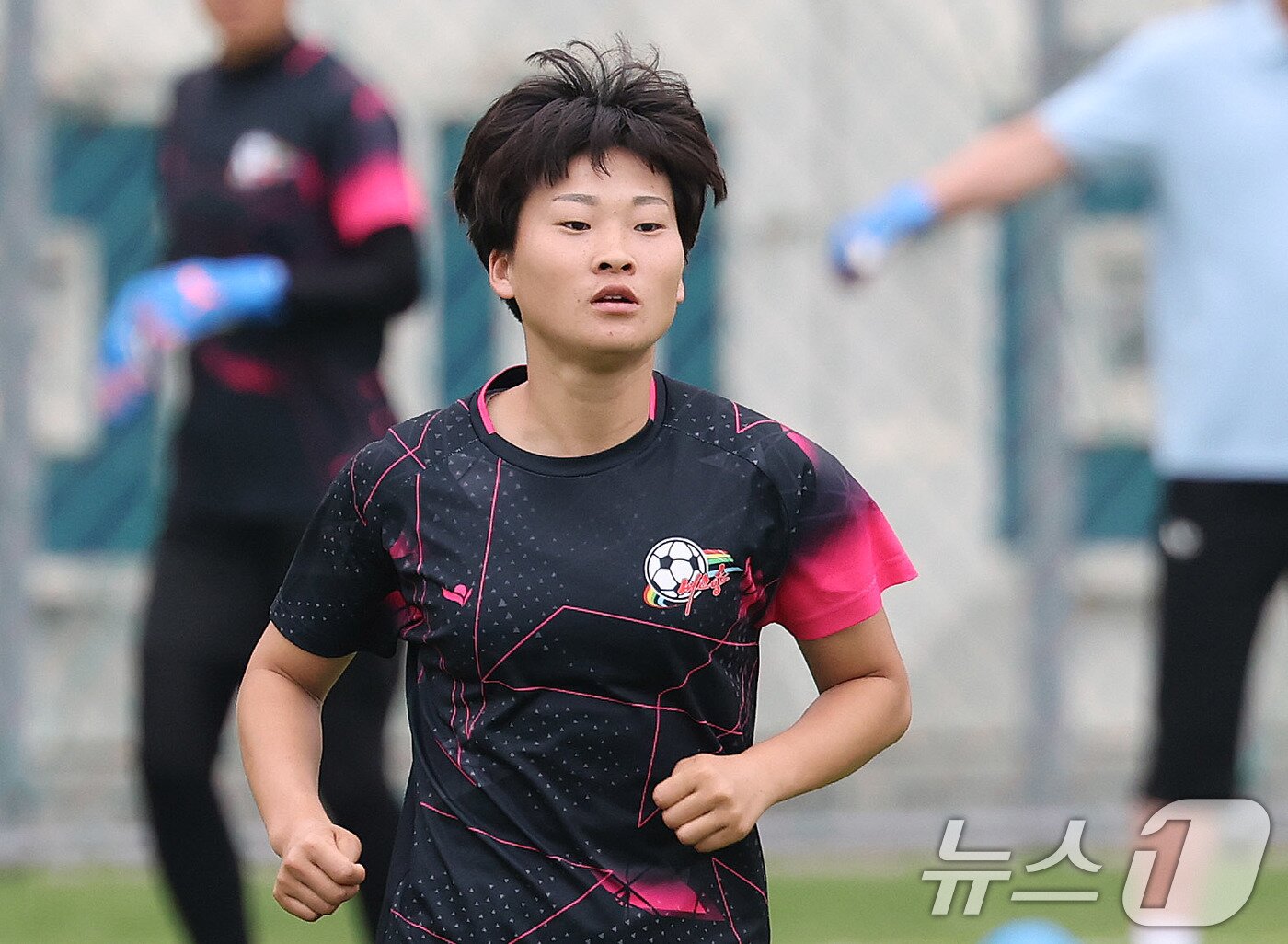본문 이미지 - 북한 내고향여자축구단 주장 김경영이 19일 경기 수원시 수원월드컵경기장 보조경기장에서 아시아축구연맹(AFC) 여자 챔피언스리그(AWCL) 4강 경기를 앞두고 몸을 풀고 있다. 내고향은 20일 오후 7시 같은 장소에서 열리는 이번 대회 준결승에서 수원FC위민과 맞붙는다. 2026.5.19 ⓒ 뉴스1 박지혜 기자