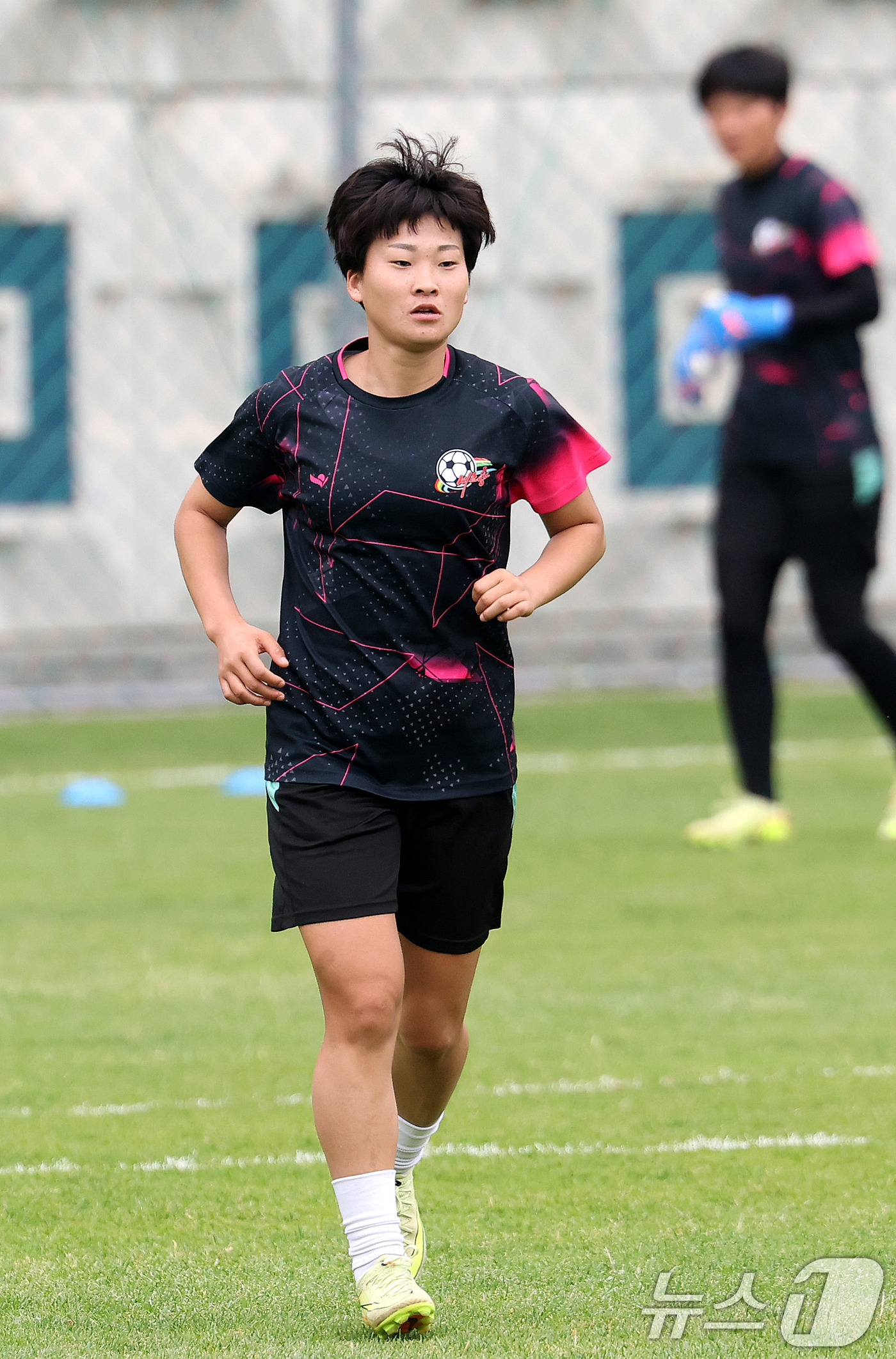 (수원=뉴스1) 박지혜 기자 = 북한 내고향여자축구단 주장 김경영이 19일 경기 수원시 수원월드컵경기장 보조경기장에서 아시아축구연맹(AFC) 여자 챔피언스리그(AWCL) 4강 경기 …