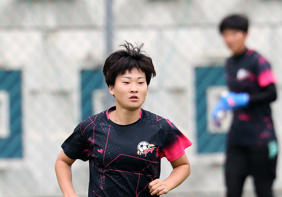 몸 푸는 북한 내고향여자축구단 주장 김경영