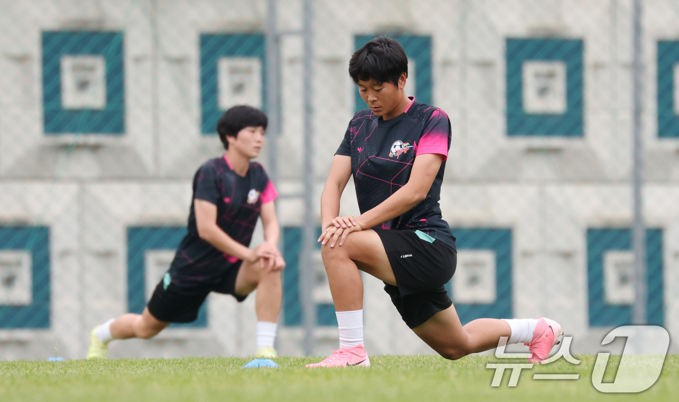 (수원=뉴스1) 김영운 기자 = 2025-26 아시아축구연맹(AFC) 여자챔피언스리그(AWCL) 4강전 수원FC위민과 내고향축구단의 경기를 하루 앞둔 19일 경기 수원시 팔달구 수 …