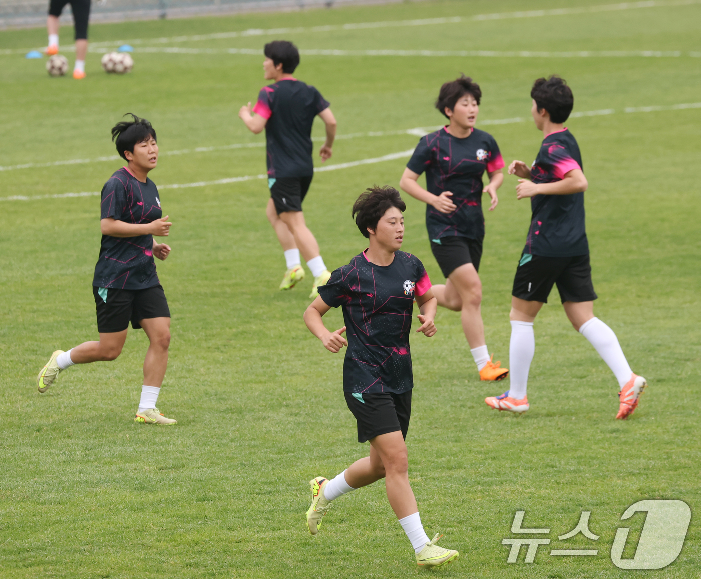 (수원=뉴스1) 김영운 기자 = 2025-26 아시아축구연맹(AFC) 여자챔피언스리그(AWCL) 4강전 수원FC위민과 내고향축구단의 경기를 하루 앞둔 19일 경기 수원시 팔달구 수 …