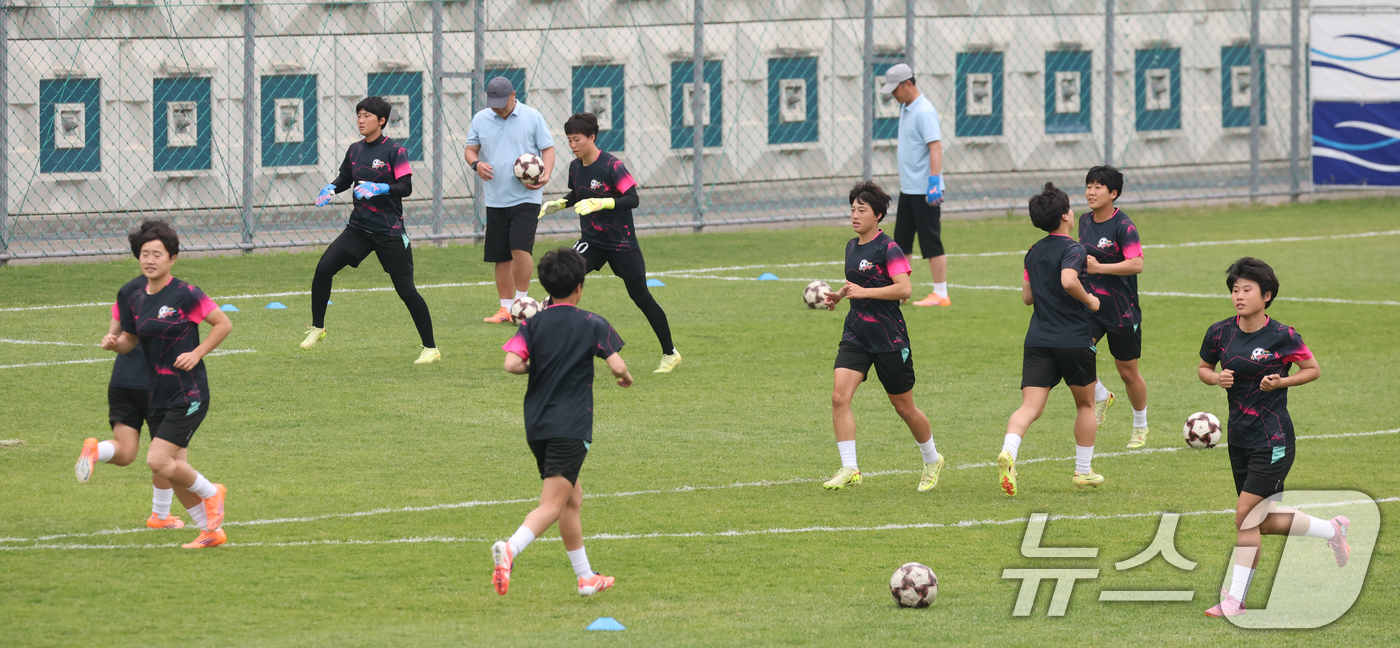 (수원=뉴스1) 김영운 기자 = 2025-26 아시아축구연맹(AFC) 여자챔피언스리그(AWCL) 4강전 수원FC위민과 내고향축구단의 경기를 하루 앞둔 19일 경기 수원시 팔달구 수 …