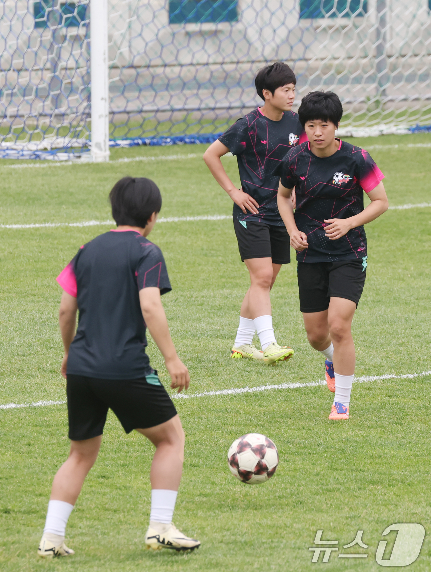 (수원=뉴스1) 김영운 기자 = 2025-26 아시아축구연맹(AFC) 여자챔피언스리그(AWCL) 4강전 수원FC위민과 내고향축구단의 경기를 하루 앞둔 19일 경기 수원시 팔달구 수 …