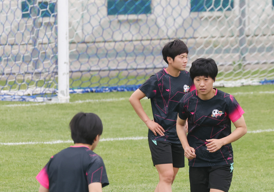 밝은 표정으로 훈련하는 北 내고향여자축구단 선수들