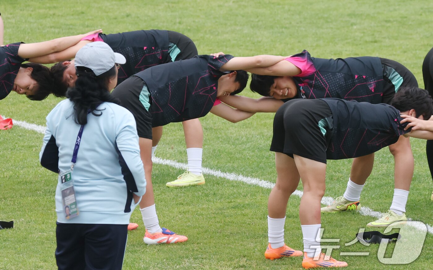 본문 이미지 - 2025-26 아시아축구연맹(AFC) 여자챔피언스리그(AWCL) 4강전 수원FC위민과 내고향축구단의 경기를 하루 앞둔 19일 경기 수원시 팔달구 수원월드컵경기장 보조경기장에서 열린 공개 훈련에서 북한 내고향축구단 선수들이 훈련을 하고 있다. 2026.5.19 ⓒ 뉴스1 김영운 기자