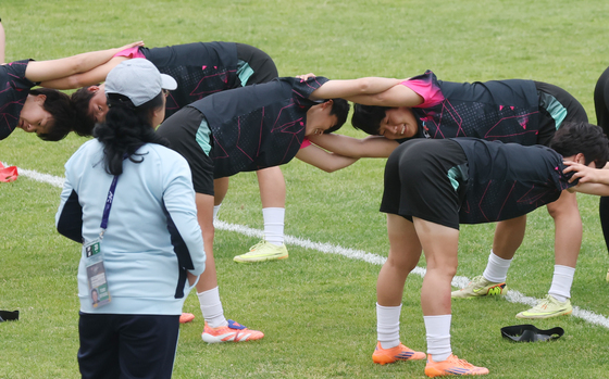 몸푸는 北 내고향여자축구단 선수들