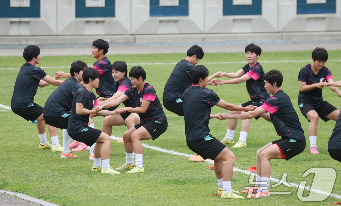 (수원=뉴스1) 김영운 기자 = 2025-26 아시아축구연맹(AFC) 여자챔피언스리그(AWCL) 4강전 수원FC위민과 내고향축구단의 경기를 하루 앞둔 19일 경기 수원시 팔달구 수 …