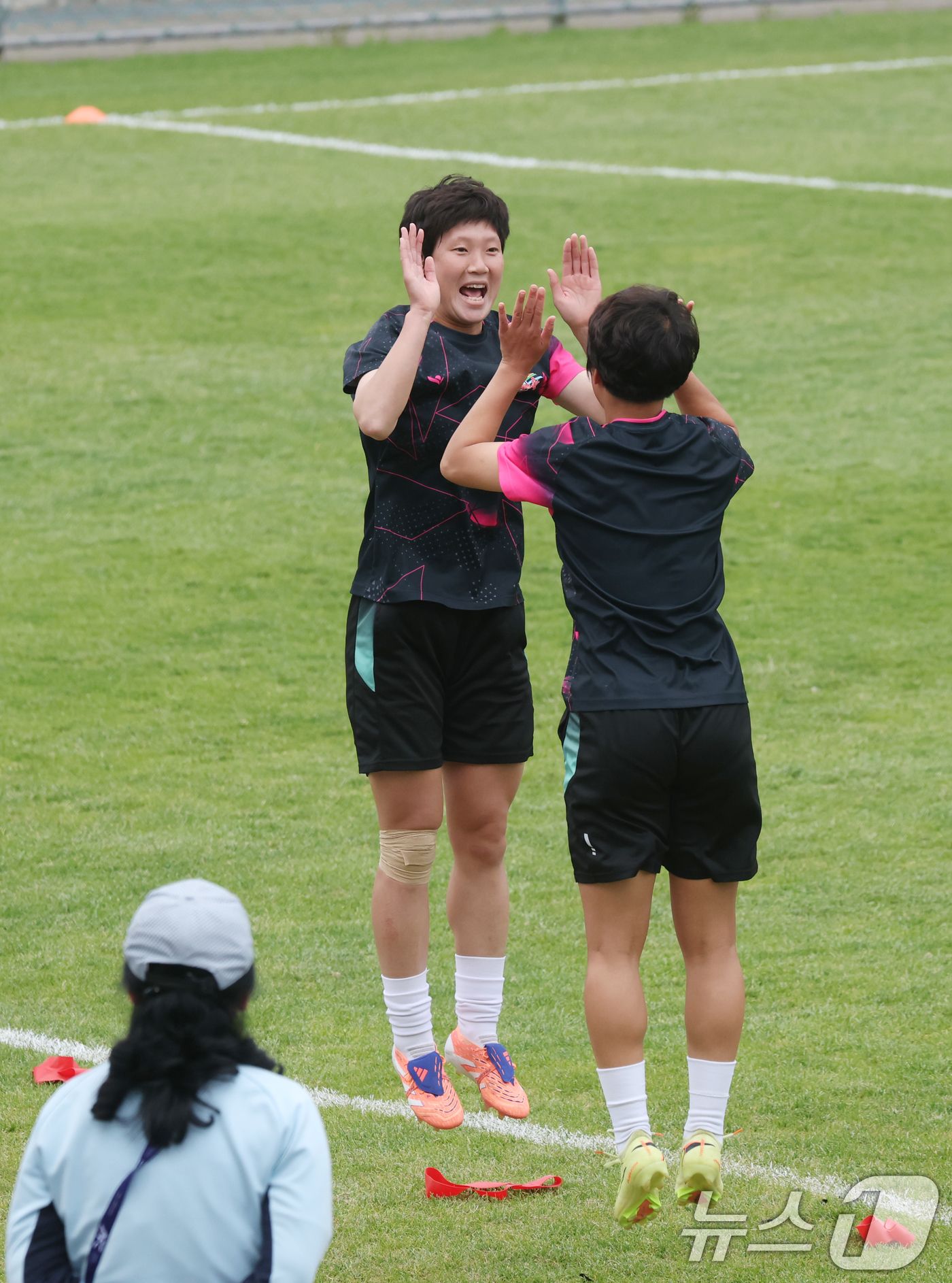 (수원=뉴스1) 김영운 기자 = 2025-26 아시아축구연맹(AFC) 여자챔피언스리그(AWCL) 4강전 수원FC위민과 내고향축구단의 경기를 하루 앞둔 19일 경기 수원시 팔달구 수 …
