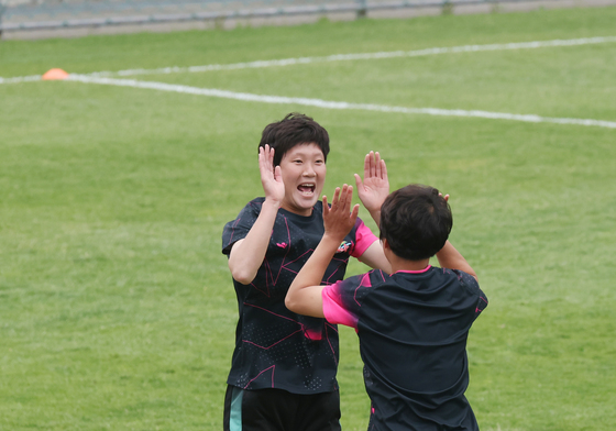 몸푸는 北 내고향여자축구단 선수들