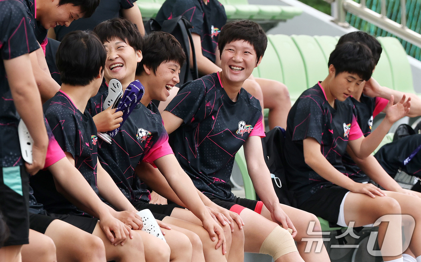 (수원=뉴스1) 박지혜 기자 = 북한 내고향여자축구단 선수들이 19일 경기 수원시 수원월드컵경기장 보조경기장에서 아시아축구연맹(AFC) 여자 챔피언스리그(AWCL) 4강 경기를 앞 …