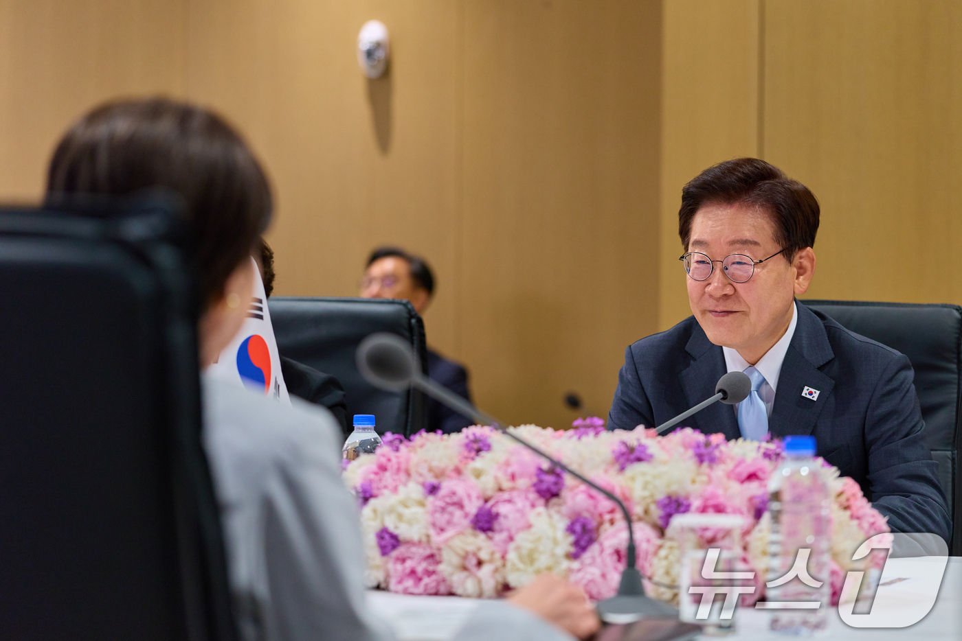(안동=뉴스1) 허경 기자 = 이재명 대통령이 19일 경북 안동의 한 호텔에서 열린 다카이치 사나에 일본 총리와 확대 정상회담에서 발언하고 있다. (청와대 제공. 재판매 및 DB …