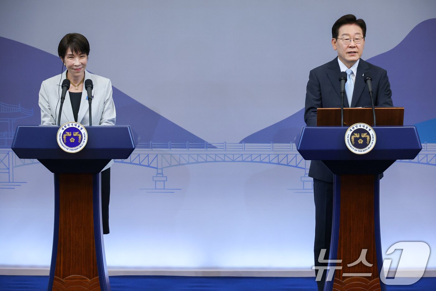 본문 이미지 - 이재명 대통령과 다카이치 사나에 일본 총리가 19일 경북 안동의 한 호텔에서 공동언론발표를 하고 있다. (청와대통신사진기자단) 2026.5.19 ⓒ 뉴스1 허경 기자