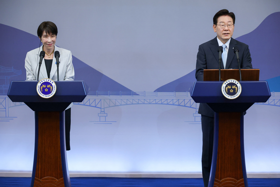 공동언론발표하는 한일 정상