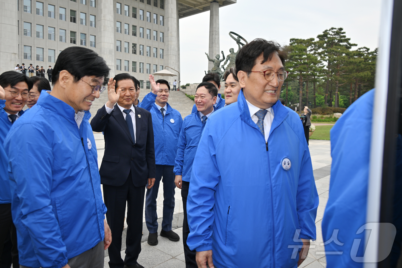 (서울=뉴스1) 신웅수 기자 = 정청래 더불어민주당 대표가 19일 서울 여의도 국회에서 열린 \'오뚝유세단 출정식\'에서 6·3 지방선거 공천 과정에서 탈락한 후보들이 유세 버스에 …