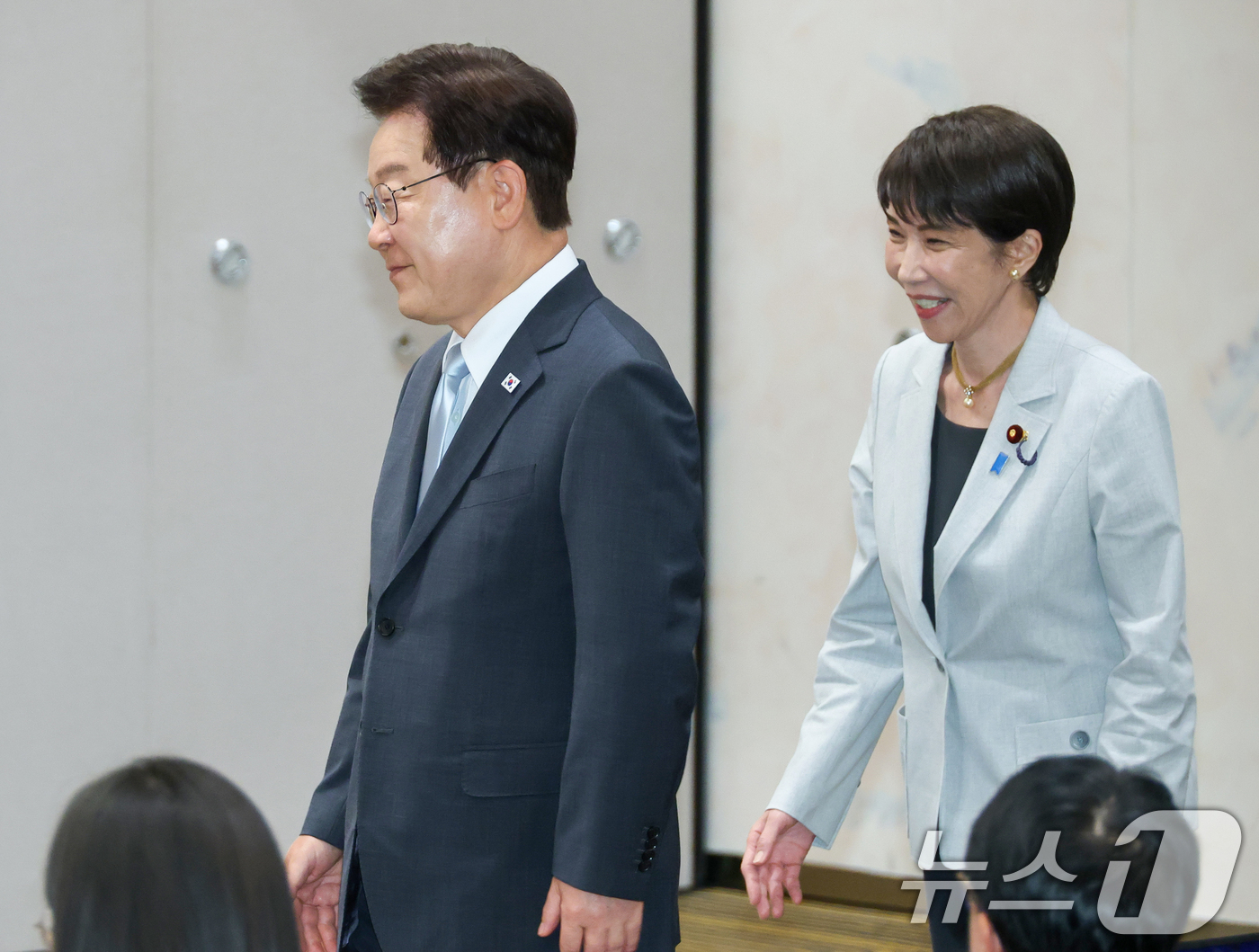 (안동=뉴스1) 허경 기자 = 이재명 대통령과 다카이치 사나에 일본 총리가 19일 경북 안동의 한 호텔에서 공동언론발표를 하기 위해 입장하고 있다. (청와대통신사진기자단) 2026 …