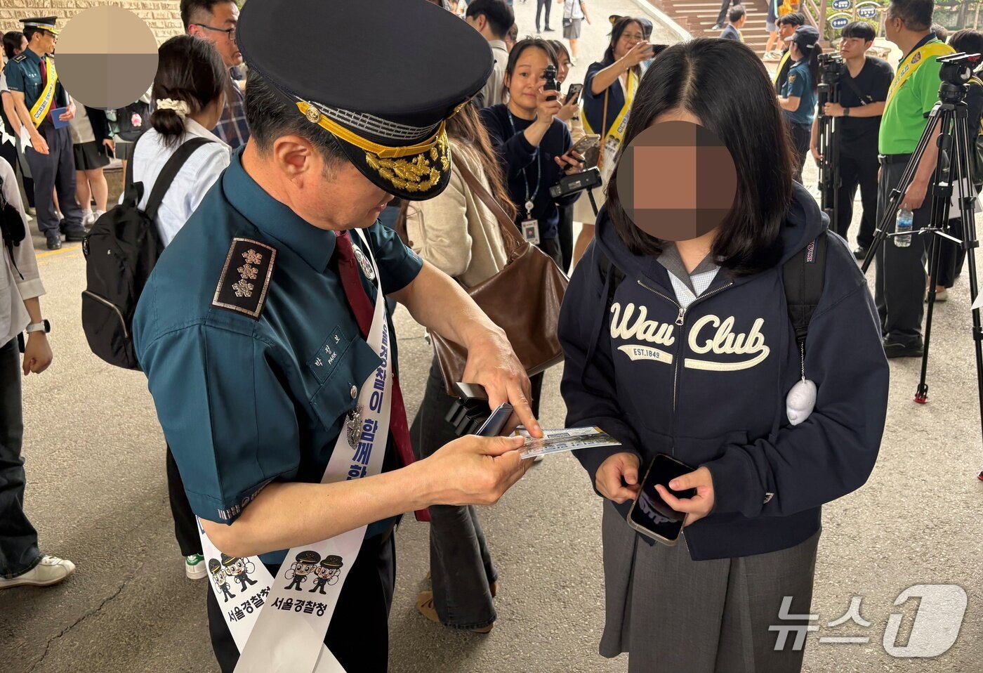 본문 이미지 - 박정보 서울경찰청장이 19일 선일여자고등학교를 찾아 학생들에게 순찰신문고 관련 리플릿을 나눠주고 있다. ⓒ 뉴스1 소봄이 기자
