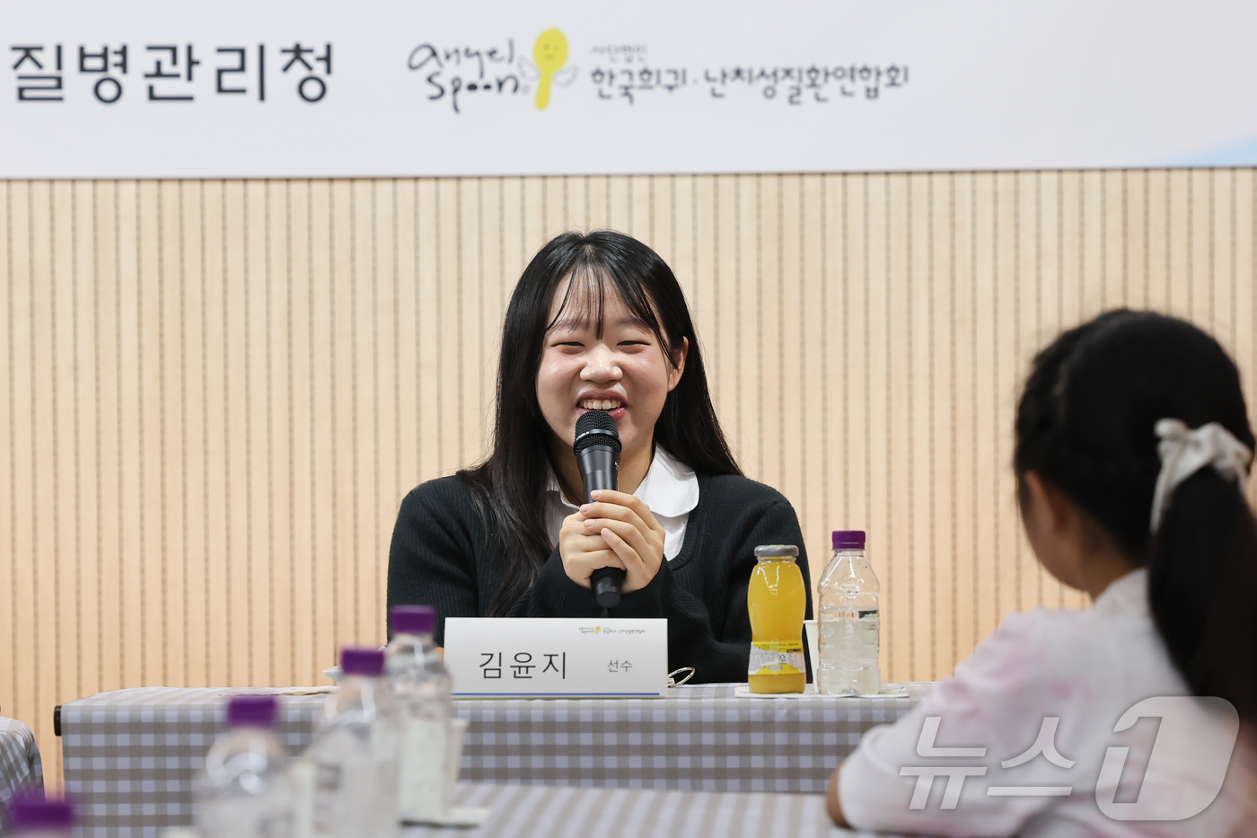 (서울=뉴스1) 이종수 인턴기자 = 패럴림픽 5관왕 김윤지 선수가 19일 서울 서대문구 연희동 한국희귀난치성질환연합회에서 열린 희귀질환 환아·가족 간담회에서 발언하고 있다. 202 …