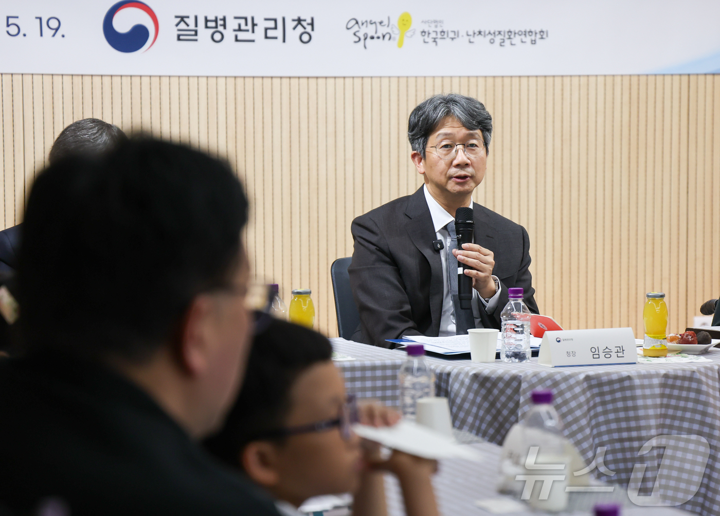 (서울=뉴스1) 이종수 인턴기자 = 임승관 질병관리청장이 19일 서울 서대문구 연희동 한국희귀난치성질환연합회에서 열린 희귀질환 환아·가족 간담회에서 희귀질환 환아의 질문에 답변하고 …