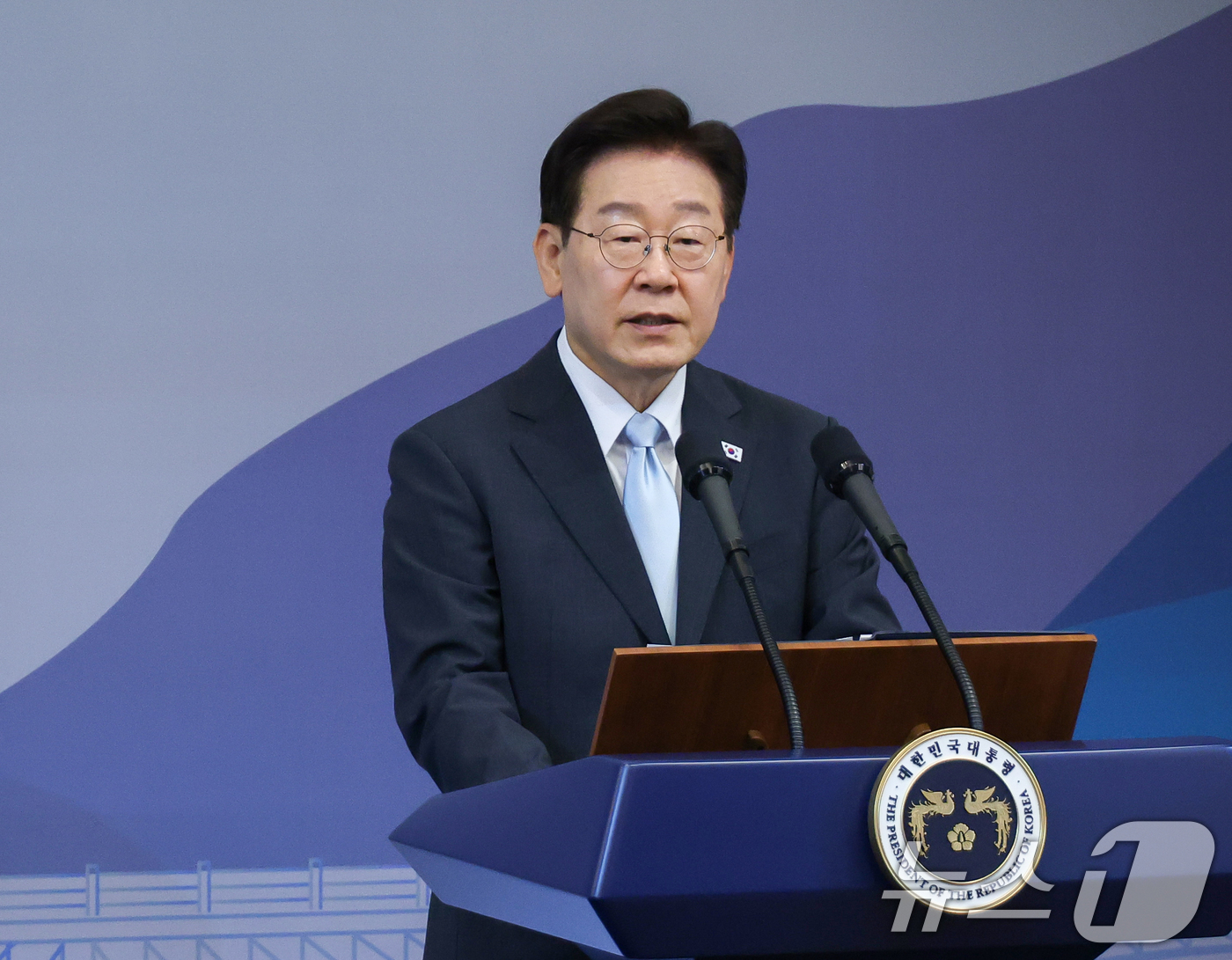 (안동=뉴스1) 허경 기자 = 이재명 대통령이 19일 경북 안동의 한 호텔에서 다카이치 사나에 일본 총리와 공동언론발표를 하고 있다. (청와대통신사진기자단) 2026.5.19/뉴스 …
