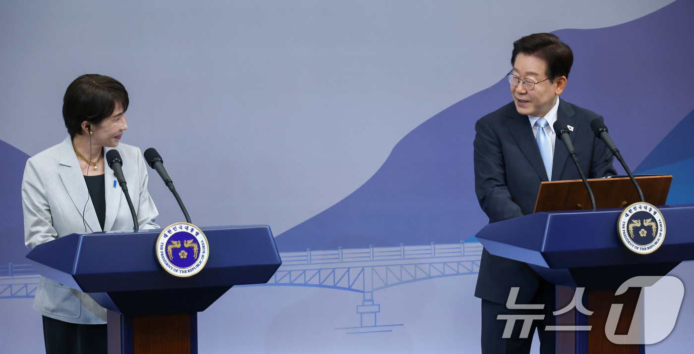 (안동=뉴스1) 허경 기자 = 이재명 대통령과 다카이치 사나에 일본 총리가 19일 경북 안동의 한 호텔에서 공동언론발표를 하고 있다. (청와대통신사진기자단) 2026.5.19/뉴스 …