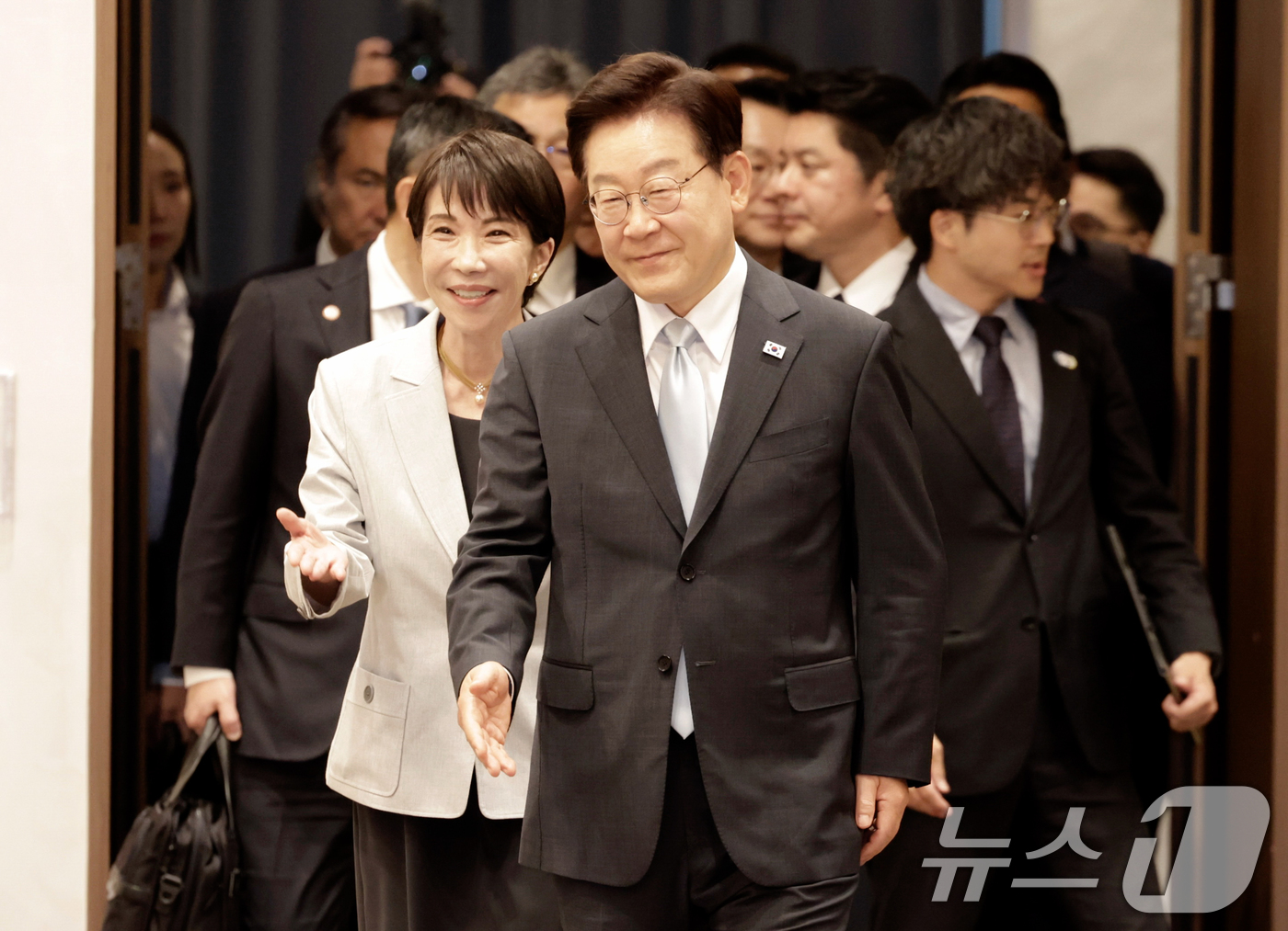 (안동=뉴스1) 허경 기자 = 이재명 대통령과 다카이치 사나에 일본 총리가 19일 경북 안동의 한 호텔에서 공동언론발표를 하기 위해 입장하고 있다. (청와대통신사진기자단) 2026 …