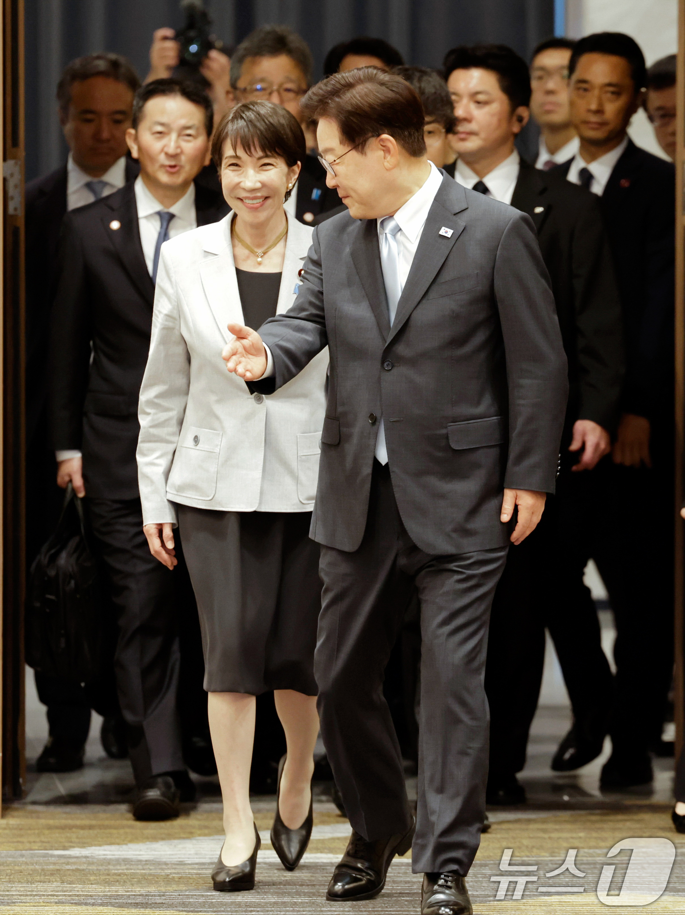 (안동=뉴스1) 허경 기자 = 이재명 대통령과 다카이치 사나에 일본 총리가 19일 경북 안동의 한 호텔에서 공동언론발표를 하기 위해 입장하고 있다. (청와대통신사진기자단) 2026 …