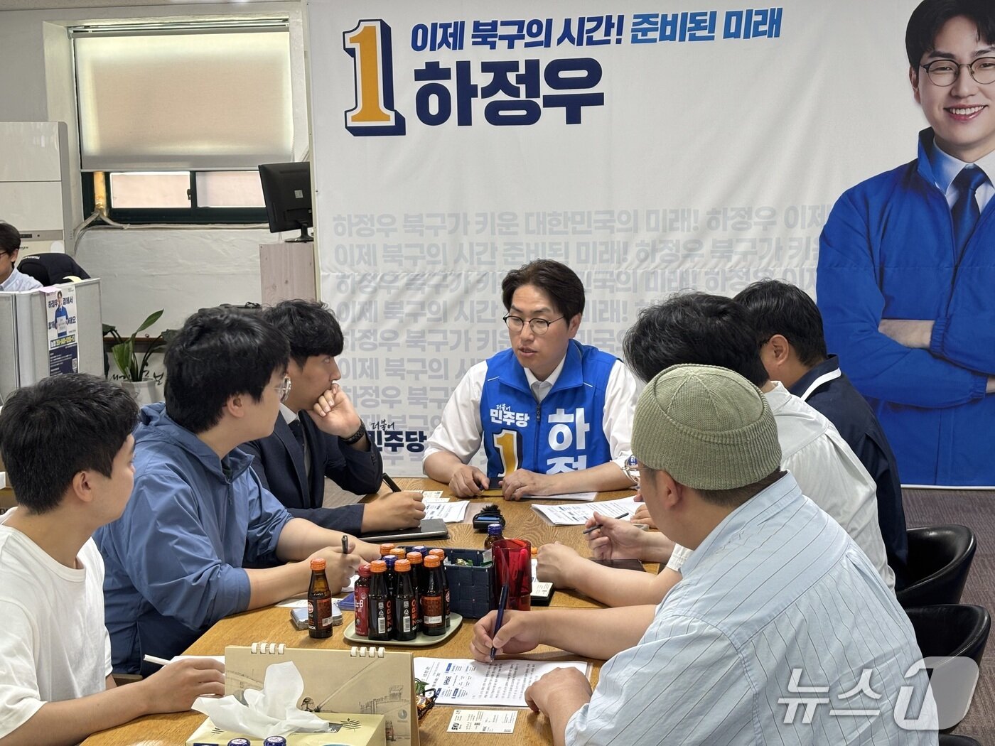 본문 이미지 - 19일 열린 지역 스타트업과의 간담회에서 하정우 부산 북구갑 국회의원 보궐선거 후보가 발언하고 있다. 2026.5.19 ⓒ 뉴스1 홍윤 기자