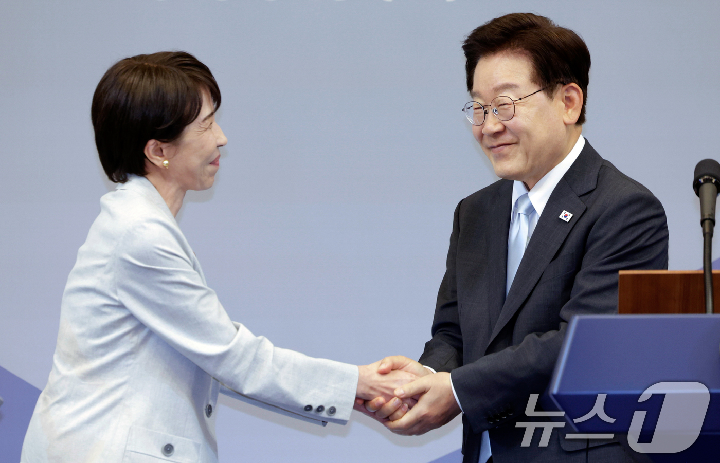 (안동=뉴스1) 허경 기자 = 이재명 대통령과 다카이치 사나에 일본 총리가 19일 경북 안동의 한 호텔에서 공동언론발표를 마친 후 악수하고 있다. (청와대통신사진기자단) 2026. …