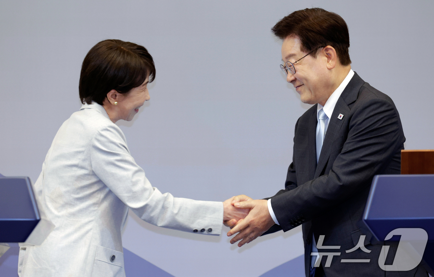 (안동=뉴스1) 허경 기자 = 이재명 대통령과 다카이치 사나에 일본 총리가 19일 경북 안동의 한 호텔에서 공동언론발표를 마친 후 악수하고 있다. (청와대통신사진기자단) 2026. …