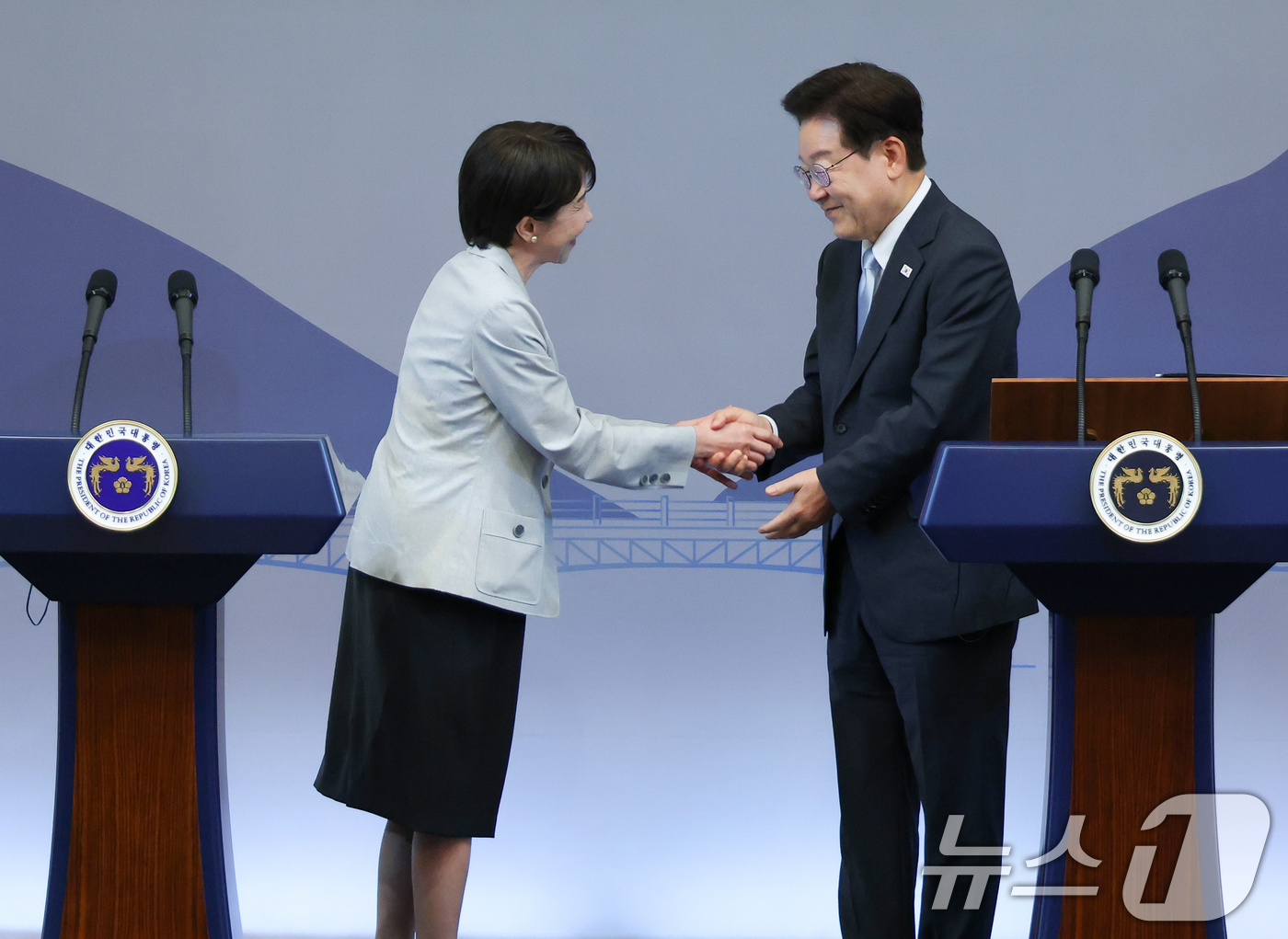 (안동=뉴스1) 허경 기자 = 이재명 대통령과 다카이치 사나에 일본 총리가 19일 경북 안동의 한 호텔에서 공동언론발표를 마친 후 악수하고 있다. (청와대통신사진기자단) 2026. …