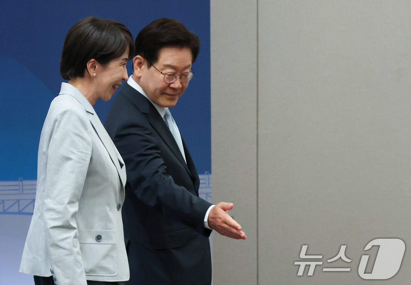 (안동=뉴스1) 허경 기자 = 이재명 대통령과 다카이치 사나에 일본 총리가 19일 경북 안동의 한 호텔에서 공동언론발표를 마친 뒤 이동하고 있다. (청와대통신사진기자단) 2026. …