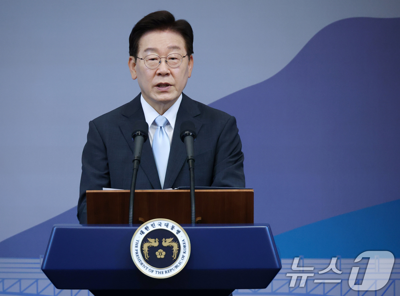 (안동=뉴스1) 허경 기자 = 이재명 대통령이 19일 경북 안동의 한 호텔에서 다카이치 사나에 일본 총리와 공동언론발표를 하고 있다. (청와대통신사진기자단) 2026.5.19/뉴스 …