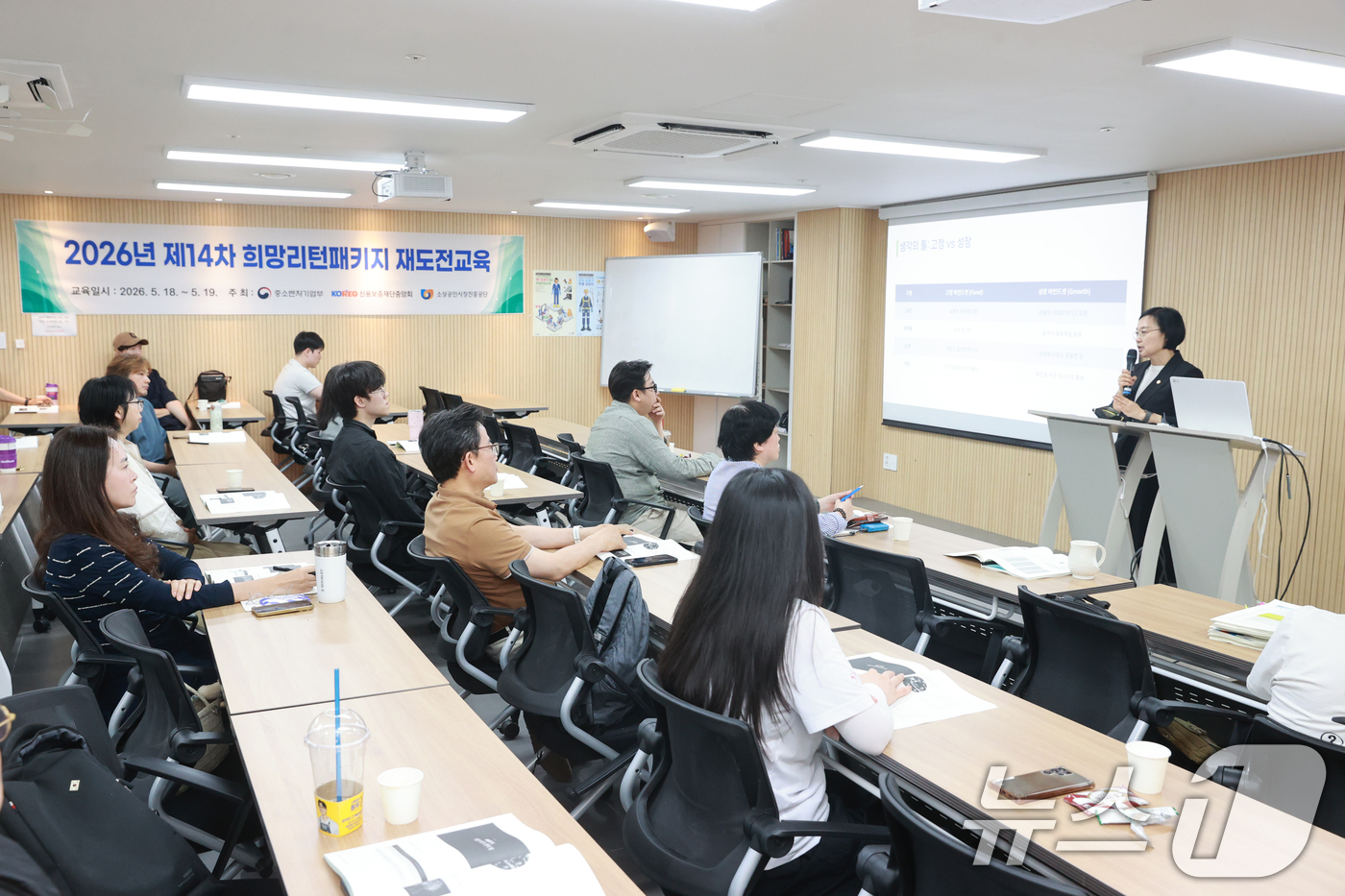 (서울=뉴스1) = 한성숙 중소벤처기업부 장관이 19일 서울 구로구 구로 이지아카데미에서 열린 휴·폐업 소상공인 사회안전망 강화 간담회에서 소상공인들을 격려하고 있다. (중소벤처기 …