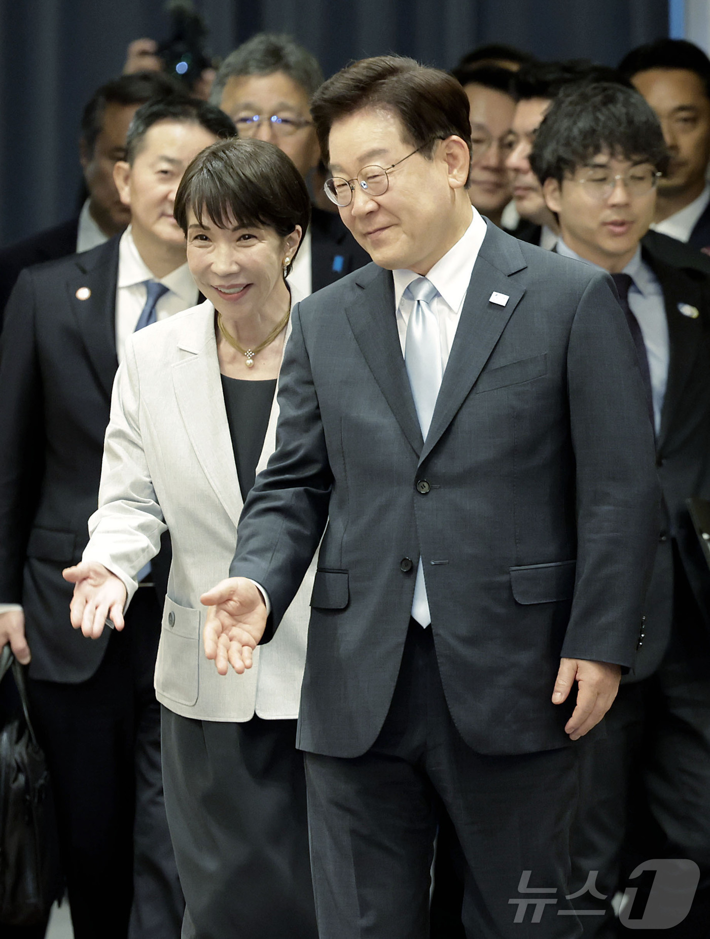 (안동=뉴스1) 허경 기자 = 이재명 대통령과 다카이치 사나에 일본 총리가 19일 경북 안동의 한 호텔에서 공동언론발표를 하기 위해 입장하고 있다. (청와대통신사진기자단)  202 …